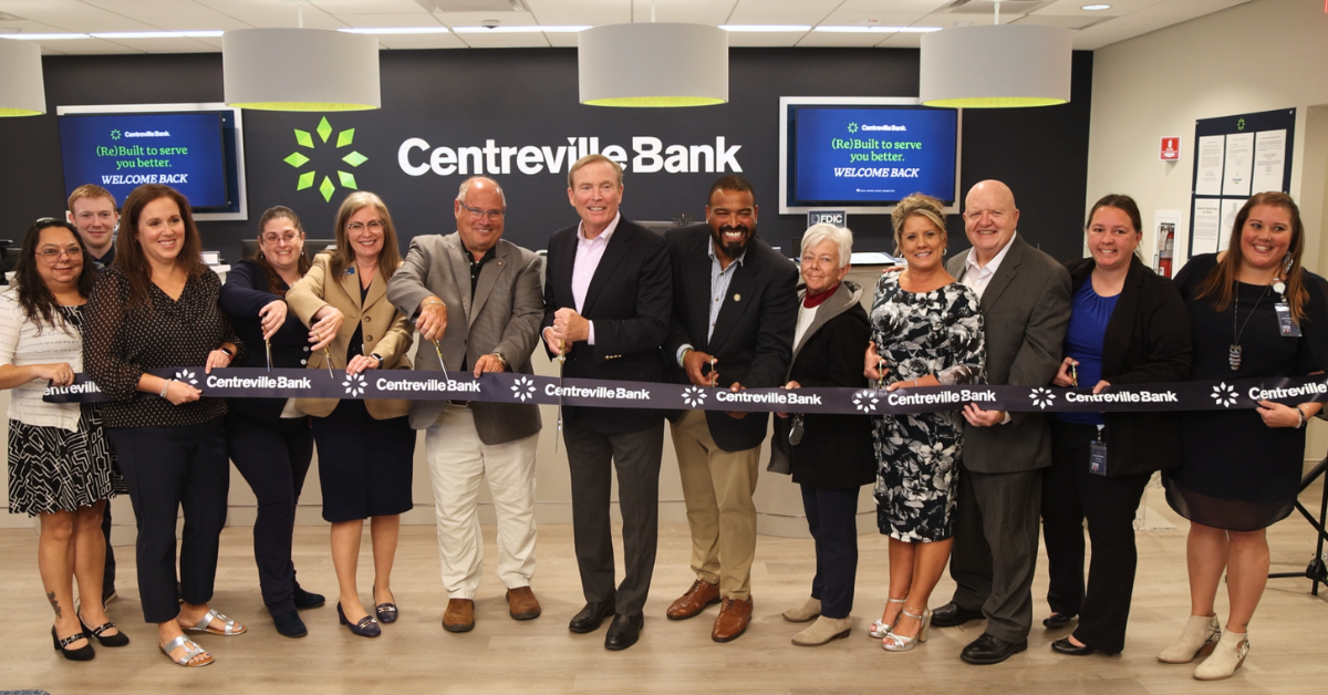Putnam employees cutting ribbon